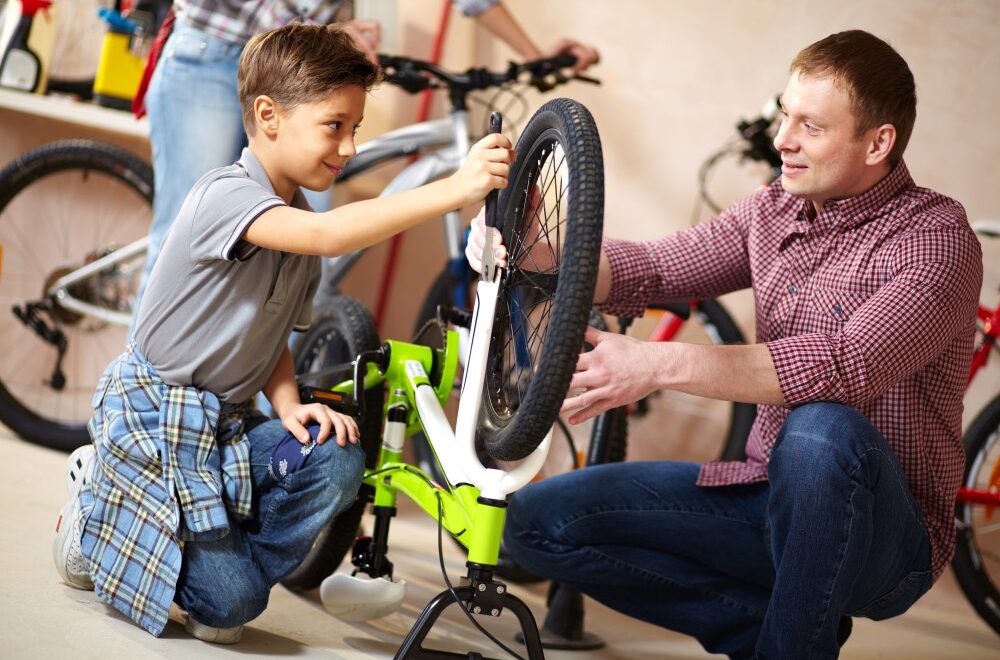 Far og søn der laver cykel